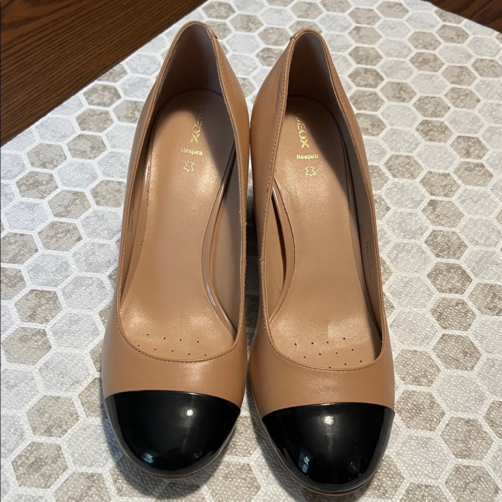 Geox Leather Respira Two-Tone Pumps, size 8
